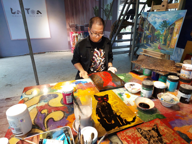 Họa tiết dân gian và kỹ thuật hiện đại hòa trong bộ tranh mèo chơi Tết ảnh 1