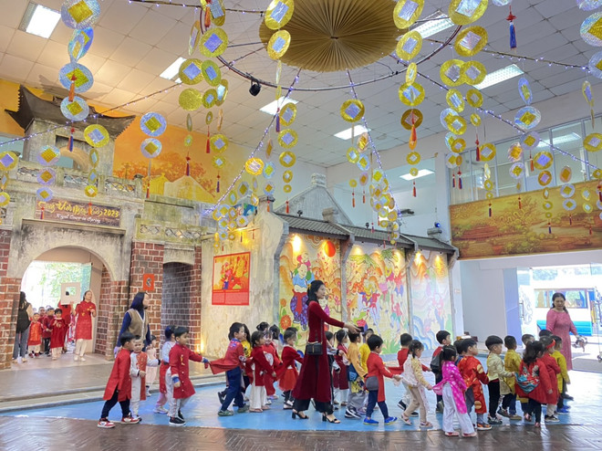 Xuân Quê hương 2023: Kiều bào thả cá chép, dựng cây nêu ở Hoàng thành ảnh 1
