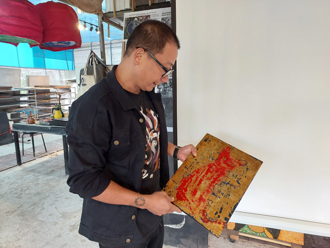 Họa tiết dân gian và kỹ thuật hiện đại hòa trong bộ tranh mèo chơi Tết ảnh 13