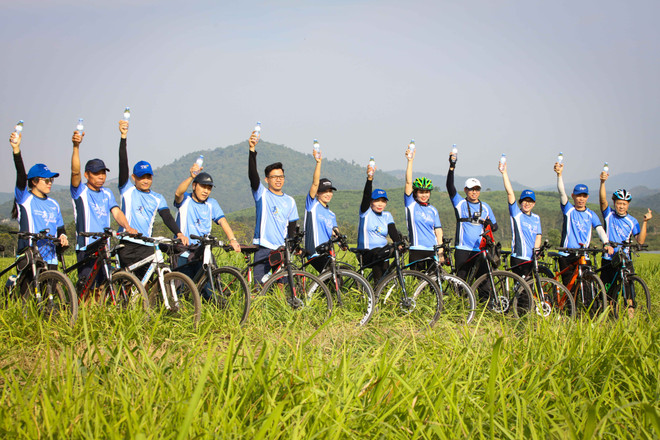 Người lao động Tập đoàn TH tham gia đạp xe để rèn luyện sức khỏe. (Ảnh: Tá Hiển/Vietnam+) 'Con người là trung tâm trong mọi hoạt động của Tập đoàn TH' ảnh 2
