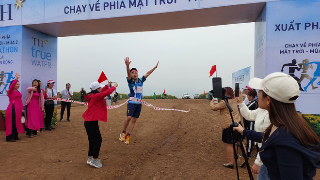 Niềm vui khi về đích. (Ảnh: Minh Thu/Vietnam+) 'Con người là trung tâm trong mọi hoạt động của Tập đoàn TH' ảnh 3