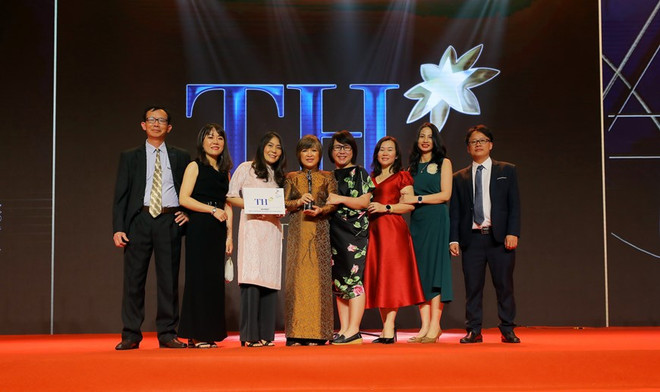 Bà Trần Thị Quyên, Giám đốc Nhân sự của Tập đoàn TH (thứ tư từ trái sang) nhận giải thưởng Nơi làm việc tốt nhất châu Á năm 2021. (Ảnh: TH) 'Con người là trung tâm trong mọi hoạt động của Tập đoàn TH' ảnh 5
