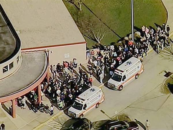 Cuồng sát ở trường học Mỹ làm 20 học sinh bị thương ảnh 1