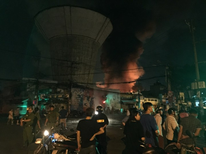 Cháy dữ dội tại khu vực Cảng Sài Gòn, có nhiều tiếng nổ lớn ảnh 2