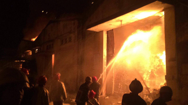 Cháy dữ dội tại khu vực Cảng Sài Gòn, có nhiều tiếng nổ lớn ảnh 1