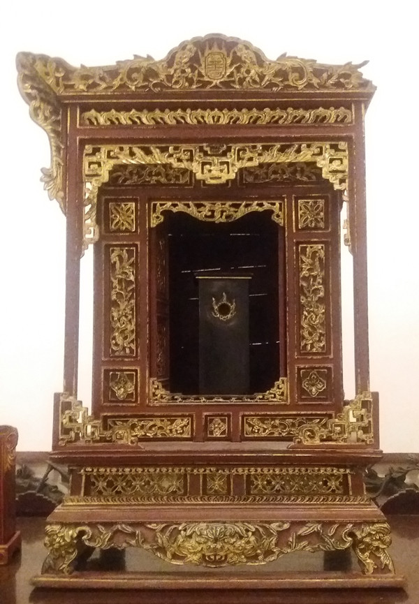 Khám thờ, bài vị (gỗ sơn son thếp vàng), thế kỷ 19-20. (Ảnh: BTC) Chiêm ngưỡng bộ sưu tập đồ gỗ sơn son thếp vàng từ thời Lê ảnh 5