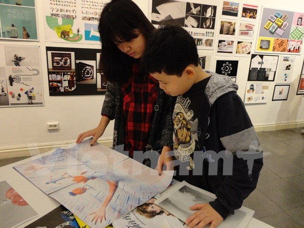 Giới thiệu 400 tác phẩm đồ họa chữ xuất sắc của thế giới tại Việt Nam ảnh 1