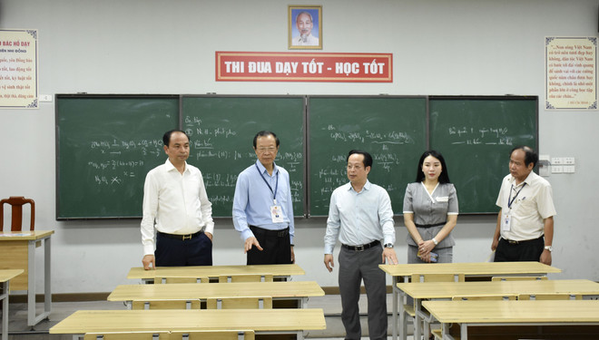 Đoàn công tác của Bộ Giáo dục và Đào tạo tạo và lãnh đạo Sở Giáo dục và Đào tạo Hà Nội kiểm tra công tác chuẩn bị thi tại Trường Trung học cơ sở Chu Văn An, quận Tây Hồ. (Ảnh: Nguyễn Cúc/TTXVN) vna_potal_bo_giao_duc_va_dao_tao_kiem_tra_cong_tac_chuan_bi_to_chuc_ky_thi_tot_nghiep_thpt_2024_tai_ha_noi_7436216.jpg