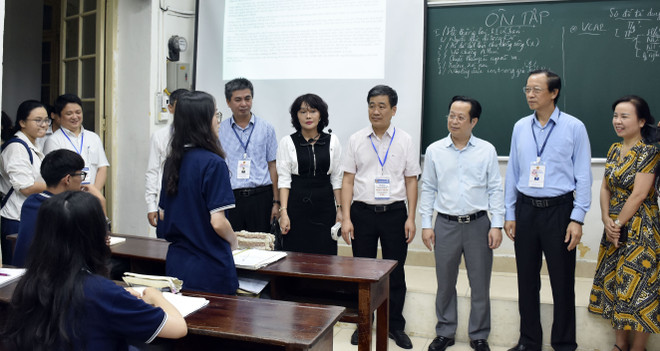 Đoàn công tác của Bộ Giáo dục và Đào tạo tạo thăm hỏi, động viên học sinh lớp 12 ôn thi tại Trường Trung học phổ thông Trần Phú. (Ảnh: Nguyễn Cúc/TTXVN) vna_potal_bo_giao_duc_va_dao_tao_kiem_tra_cong_tac_chuan_bi_to_chuc_ky_thi_tot_nghiep_thpt_2024_tai_ha_noi_7436213.jpg