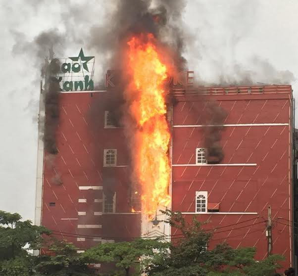 Hà Nội: Cháy lớn tại quán karaoke Sao Xanh ở Hồ Tùng Mậu ảnh 1