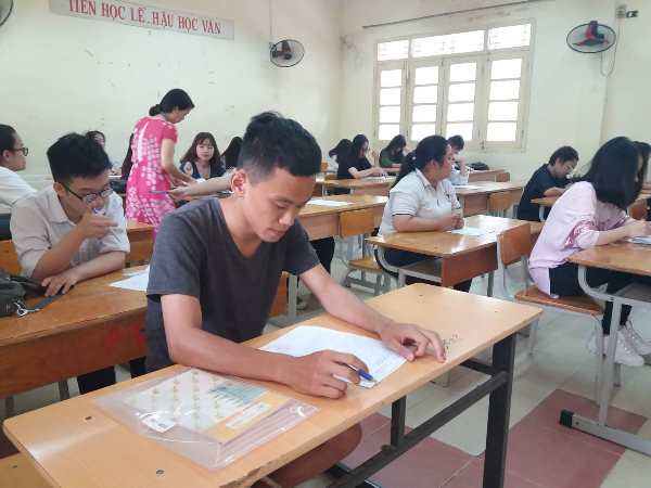 Thí sinh được mang về đề Lý, Hóa: Giám thị đã vi phạm Quy chế thi? ảnh 1