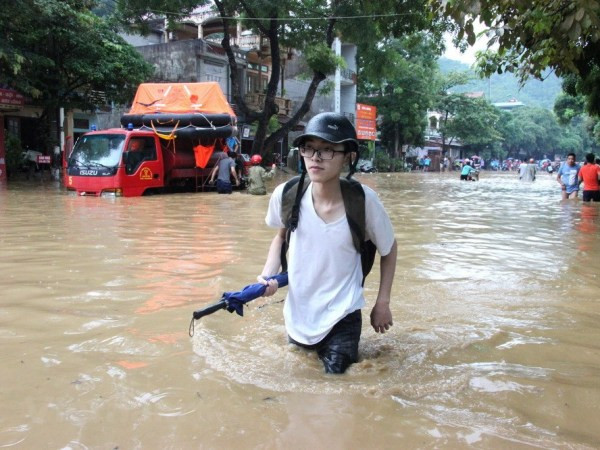 Thứ trưởng Bộ Giáo dục: Đảm bảo quyền lợi cho thí sinh vùng lũ ảnh 1
