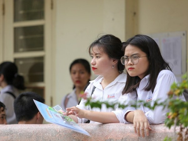 Thầy giáo dạy Toán trường Lương Thế Vinh khóc khi làm thử đề thi THPT ảnh 1