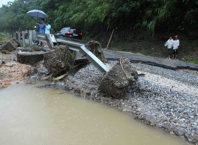 Thi THPT quốc gia: Mưa lớn làm đổ tường, thí sinh phải chuyển điểm thi ảnh 2