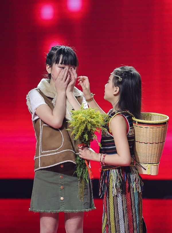 Cô trò Đông Nhi cùng khóc nức nở trên sóng truyền hình trực tiếp ảnh 2