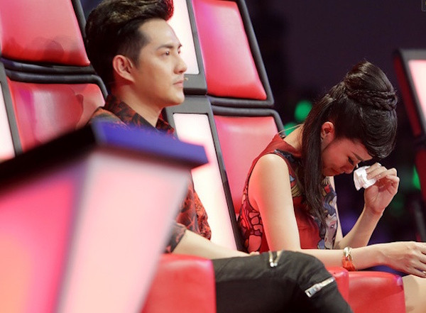 Cô trò Đông Nhi cùng khóc nức nở trên sóng truyền hình trực tiếp ảnh 1