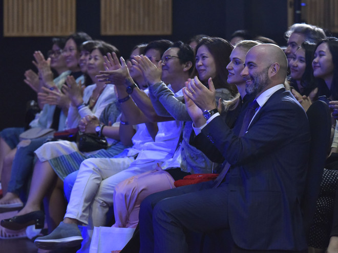 Khán giả thích thú với màn trình diễn ‘Hồ trên núi’ của nghệ sỹ Italy ảnh 9