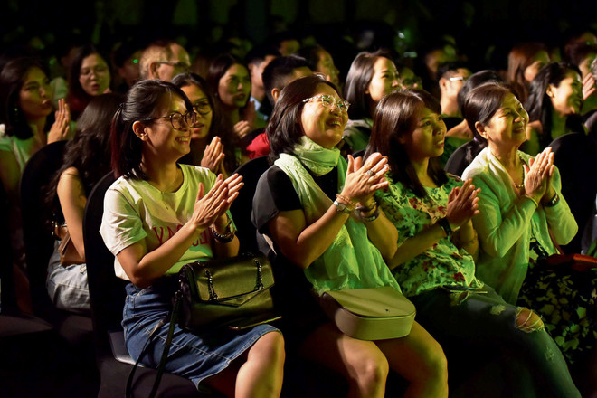 Khán giả thích thú với màn trình diễn ‘Hồ trên núi’ của nghệ sỹ Italy ảnh 7