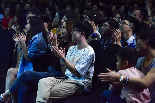 Khán giả thích thú với màn trình diễn ‘Hồ trên núi’ của nghệ sỹ Italy ảnh 8