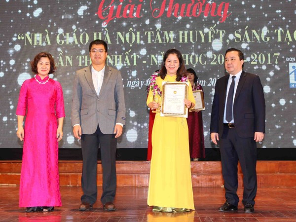 Đại diện Sở Giáo dục và Đào tạo Hà Nội trao giải thưởng Nhà giáo Hà Nội tâm huyết sáng tạo. (Ảnh: Quý Trung/TTXVN) 50 giáo viên tiêu biểu nhận giải "Nhà giáo Hà Nội tâm huyết, sáng tạo" ảnh 1