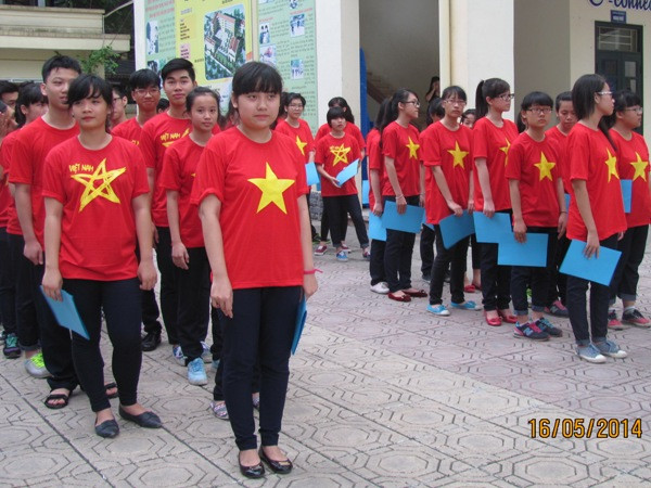 Từ sáng sớm, các em học sinh đã tề tựu đông đủ. Sân trường rực đỏ màu cờ Tổ quốc. (Ảnh: PV/Vietnam+) Học sinh Hà Nội xếp hình Tổ quốc, hướng về biển đảo ảnh 2