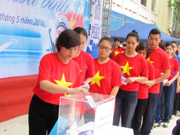 Thầy và trò cùng quyên góp ủng hộ chiến sỹ Trường Sa. (Ảnh: PV/Vietnam+) Học sinh Hà Nội xếp hình Tổ quốc, hướng về biển đảo ảnh 5
