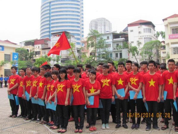 Màu cờ Tổ quốc thiêng liêng làm cháy bùng lên tình yêu nước trong mỗi trái tim học trò. (Ảnh: PV/Vietnam+) Học sinh Hà Nội xếp hình Tổ quốc, hướng về biển đảo ảnh 3