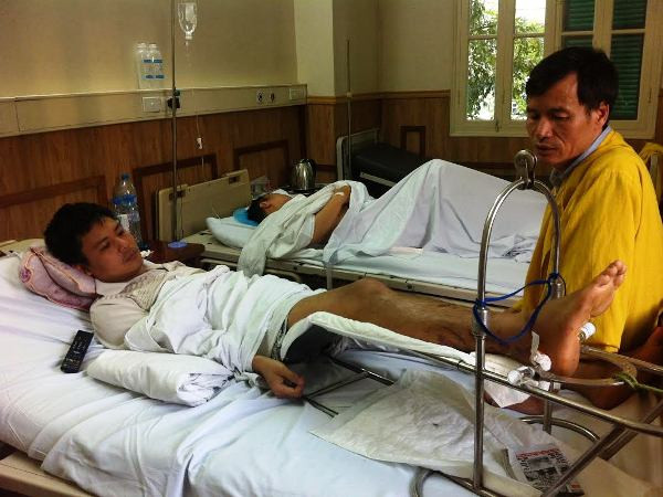Thầy Ngô Bá Đạt đang nằm điều trị tại bệnh viện Việt Đức. (Ảnh: PV/Vietnam+) Vụ giáo viên bị sa thải ở Bắc Ninh: Đi kêu cứu lại gặp nạn ảnh 1