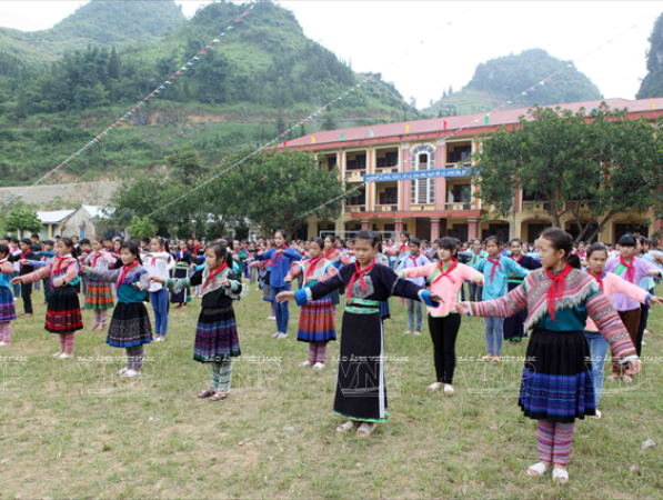 Giờ thể dục của học sinh Lào Cai. (Ảnh: Quý Trung/TTXVN) Lập trang trại trong trường để cải thiện bữa ăn học sinh ảnh 1
