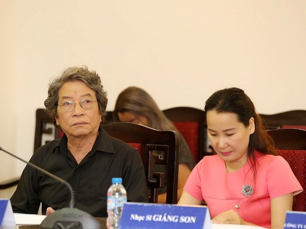 Nhạc sỹ Phó Đức Phương cùng nhạc sỹ Giáng Son trong sự kiện Giải thưởng Âm nhạc Cống hiến lần 12/2017. (Ảnh: BTC) Nhạc sỹ Phó Đức Phương qua lời kể của nhà văn Trần Thị Trường ảnh 2