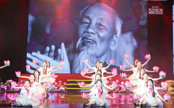 ‘Quà tháng Năm dâng Người’: Thành kính nhớ về vị cha già của dân tộc ảnh 1