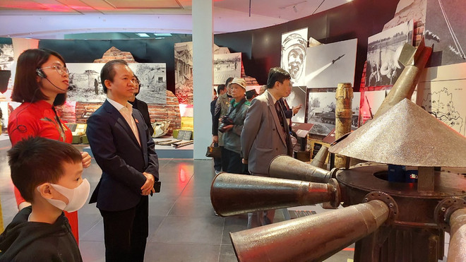 Triển lãm 'Hà Nội 1972': Cận cảnh quả bom từng rơi xuống Khâm Thiên ảnh 1