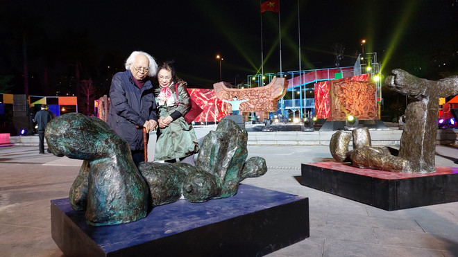 'Thông Linh': Sự hòa quyện của nghệ thuật điêu khắc và ánh sáng ảnh 2