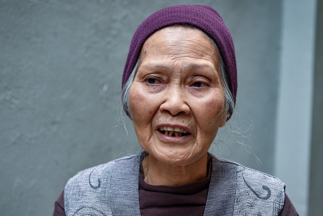 Bà Chu Thị Hòa mất 5 người thân sau vụ ném bom B52 đêm 26/12/1972. (Ảnh: PV/Vietnam+) 50 năm Điện Biên Phủ 'trên không': Ý chí bùng lên từ 'đất cháy' ảnh 3