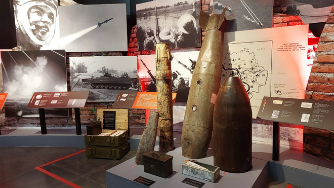 Triển lãm 'Hà Nội 1972': Cận cảnh quả bom từng rơi xuống Khâm Thiên ảnh 2