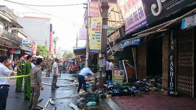 Hà Nội: Cháy chợ đầu mối Phùng Khoang, 4 người bị thương ảnh 1