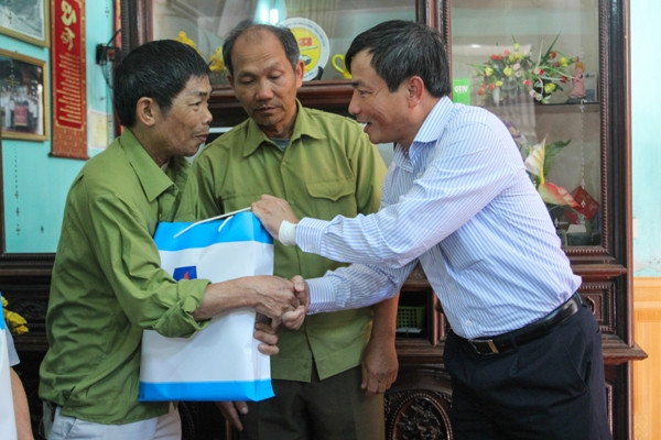 Thăm hỏi các chiến sỹ trên xe tăng 846 tiến vào Dinh Độc Lập ảnh 3