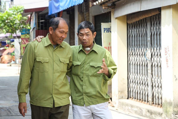 Thăm hỏi các chiến sỹ trên xe tăng 846 tiến vào Dinh Độc Lập ảnh 5