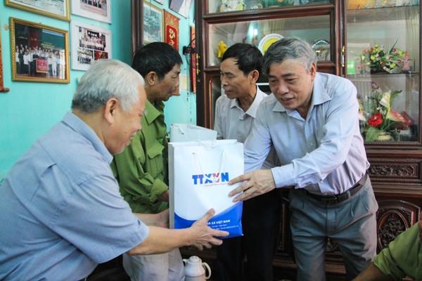 Thăm hỏi các chiến sỹ trên xe tăng 846 tiến vào Dinh Độc Lập ảnh 1