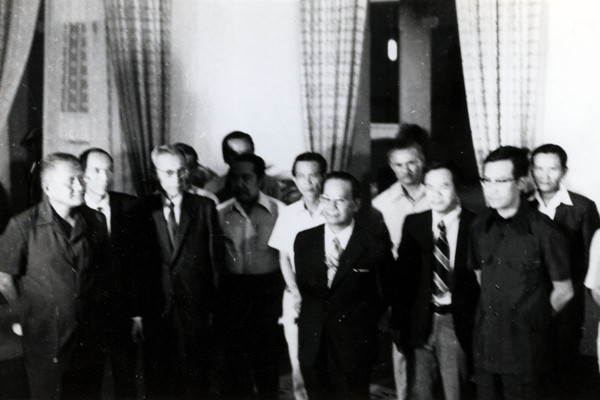 Từ lời tuyên bố đầu hàng đến giây phút “Nối vòng tay lớn” ảnh 1