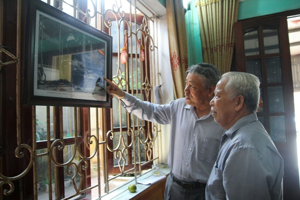 Thăm hỏi các chiến sỹ trên xe tăng 846 tiến vào Dinh Độc Lập ảnh 2