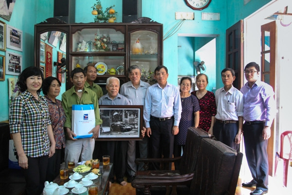 Thăm hỏi các chiến sỹ trên xe tăng 846 tiến vào Dinh Độc Lập ảnh 4