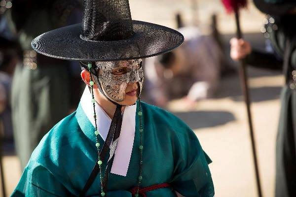 ‘Mặt nạ quân chủ’: Hành trình thoát khỏi thân phận bù nhìn ảnh 1