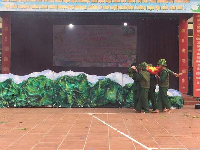 Hình ảnh đầy xúc động trong về sự hy sinh của chiến sỹ Điện Biên Phủ được học sinh Trường Trung học cơ sở Pom Lót tái hiện trong hoạt cảnh tại sân trường. (Ảnh: NTCC) z5261860882137_44b75084a3429d613c4c0549a5ee50d5.jpg