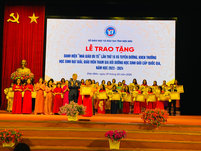 co Lan Anh nhan danh hieu nha giao uu tu .jpg