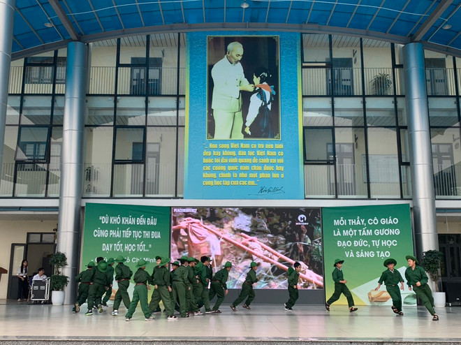 Học sinh Trường Trung học cơ sở Linh Đàm trong hoạt cảnh chào mừng 70 năm chiến thắng Điện Biên Phủ. (Ảnh: NTCC) Linh Dam 2.jpg