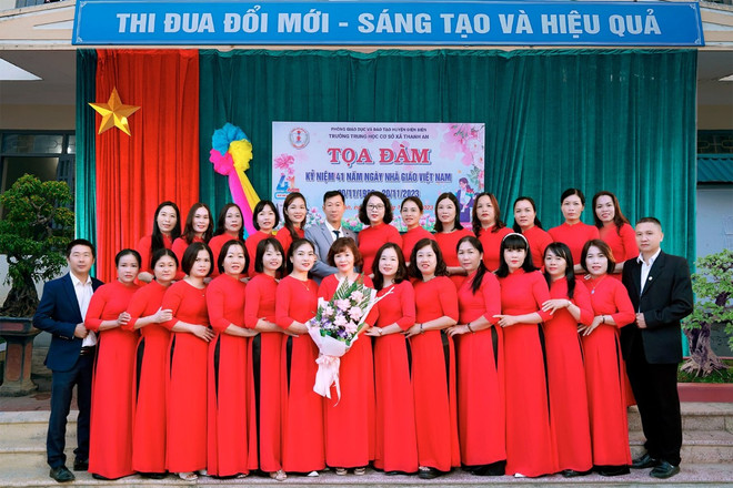 co lan anh cung cac giao vien.jpg