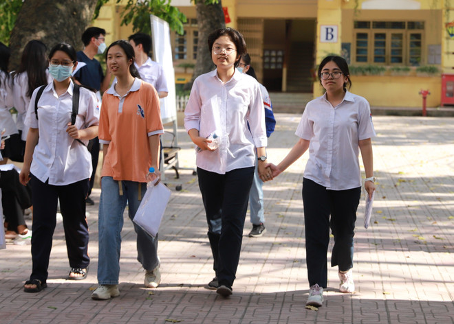 Hà Nội: Một thí sinh bị đình chỉ vì mang điện thoại ở môn Toán ảnh 1