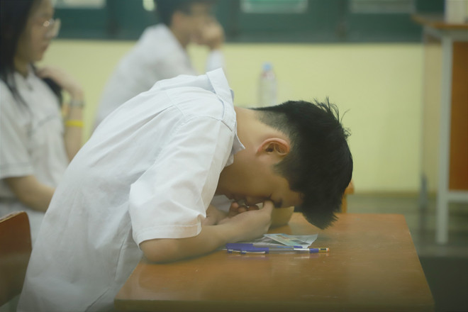 Hà Nội: Hàng chục thí sinh hiểu nhầm đề thi Toán do mực in mờ ảnh 1