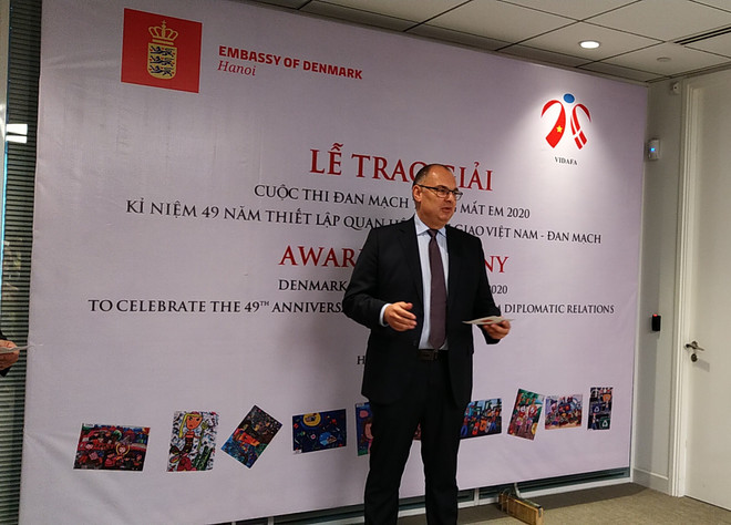 Đại sứ Đan Mạch Kim Højlund Christensen phát biểu tại lễ trao giải. (Ảnh: Minh Thu/Vietnam+) Cuộc thi về Đan Mạch thu hút 16.000 bài dự thi của thiếu nhi Việt Nam ảnh 2